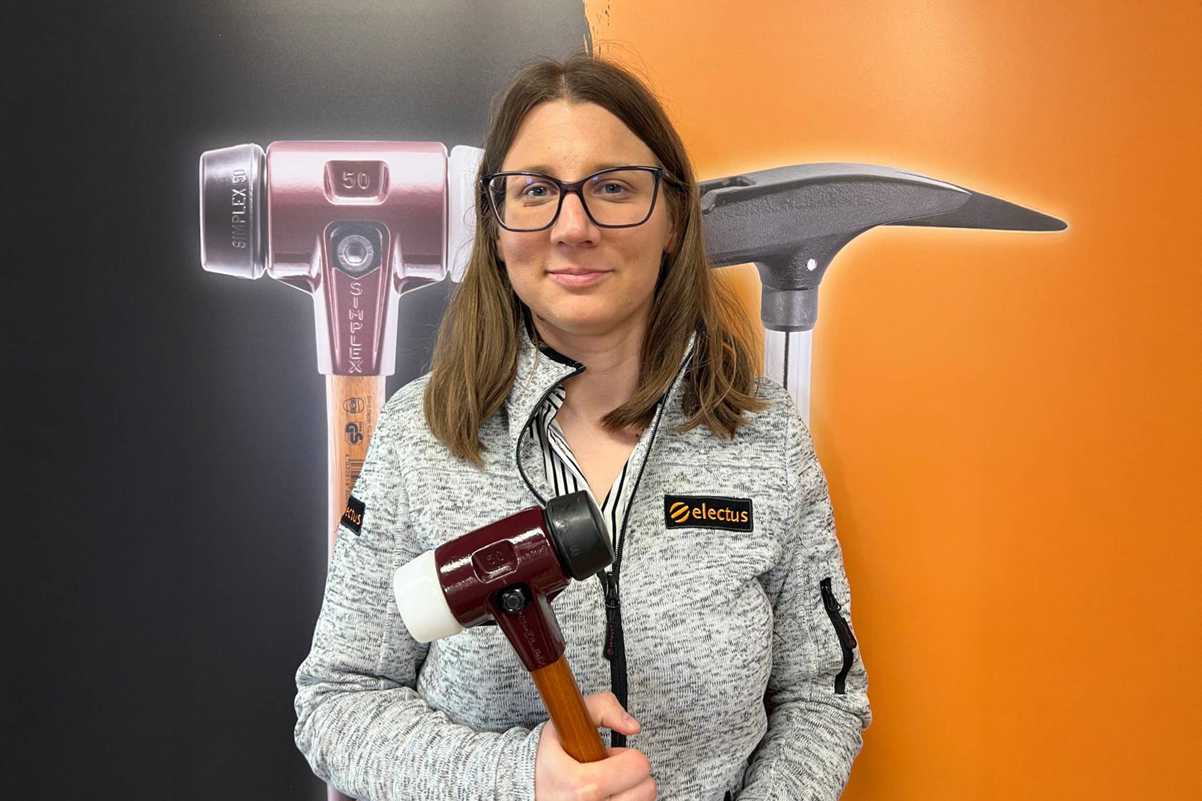 Martina Guštek holding Halder hammer